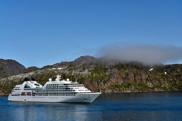Kreuzfahrtschiff im Prins Christian Sund, Grönland