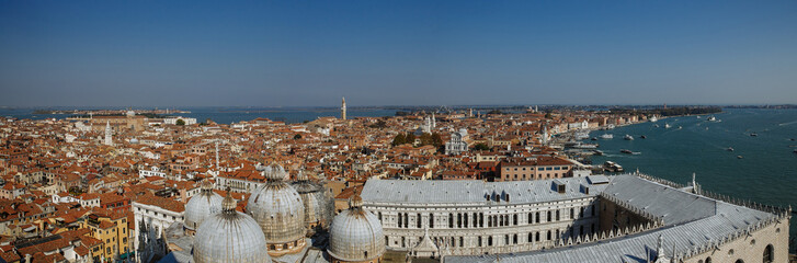Fototapeta na wymiar panorama of the city of venice in italy
