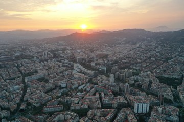 Barcelone, Avenue Diagonal, Place Francesc Macia, vue sur Montserrat, Coucher de Soleil