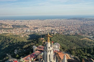 Fototapeta na wymiar Tibidabo, Barcelona, Espagne, Parc d'attraction, Eglise, Christ vue par Drone