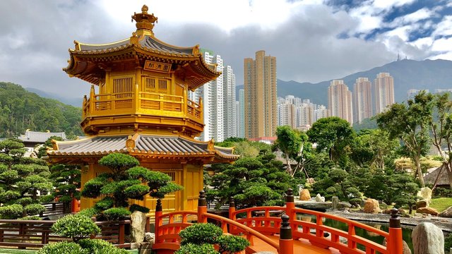 Goldene Pagode in Park Nan Lian Garden mit Hochhäusern in Hongkong