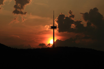 Fernmeldeturm auf dem Kühkopf bei Koblenz in Abendstimmung