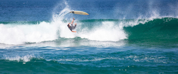 Obraz premium Surfista caindo da prancha