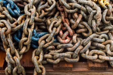 Anchor chain over an old pallet in the port.