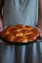Bollos de brioche con miel y leche - comida y bebida