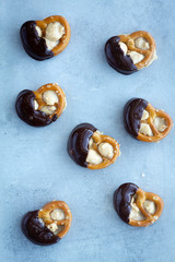 Pretzels con mantequilla de cacahuete y chocolate. Snack saludable.