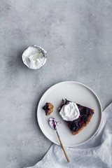 Tarta de arándanos casera con queso fresco y sobre fondo gris. Vista superior.