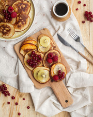 Panqueques japoneses esponjosos caseros con frutas