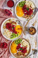 Desayuno saludable. Tazón de yogur con granola casera, mermelada y frutas.