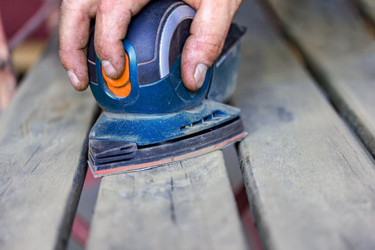 alte Holzbank wird geschliffen