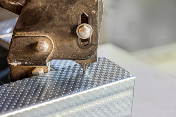 eine Verbundzange wird an Aluminiumschiene benutzt