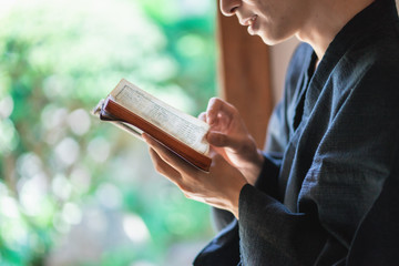 和服を着て本を読む男性　
A man wearing a kimono and reading a book