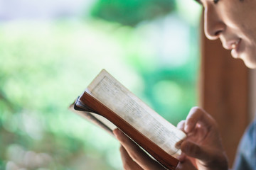 和服を着て本を読む男性　
A man wearing a kimono and reading a book