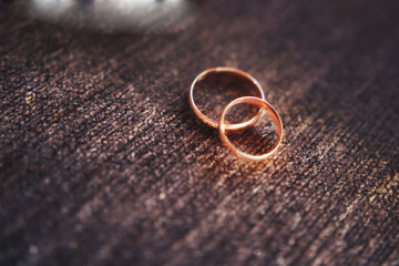 Obraz na płótnie Canvas gold wedding rings in the sun
