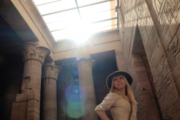 blonde Frau als Tourist im Tempel von Edfu in Ägypten