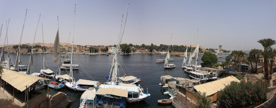 Panoramafoto vom Hafen in Assuan mit Feluken und Insel Elephantine
