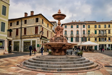 alter brunnen auf der piazza garibaldi in bassano del grappa, italien