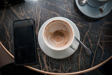 Leerer Kaffee Neben Smartphone