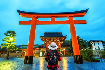 Gordijnen Woman traveler with backpack at fushimi inari taisha shrine in Kyoto, Japan. © tawatchai1990