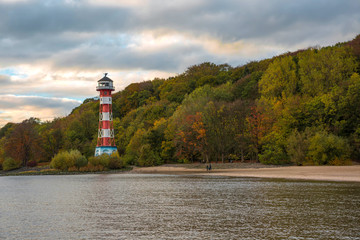 Herbst am Leuchtturm Wittenbergen in Hamburg