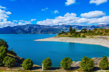 Naklejka premium Azure lake among the colorful mountains