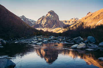 Fototapeta premium montaña reflejada sobre el río 