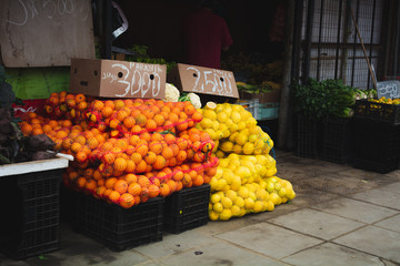 naranjas y limones en el mercado de frutas