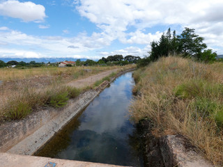 Fototapeta na wymiar Canal de agua para el regadío de los campos