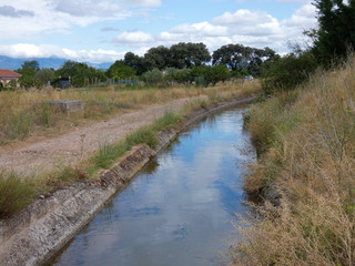 Canal de agua para el regadío de los campos