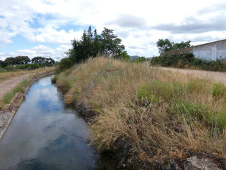 Canal de agua para el regadío de los campos