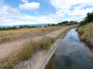 Fototapeta na wymiar Canal de agua para el regadío de los campos