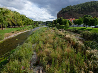 Fototapeta na wymiar Río Najerilla a su paso por la población de Nájera; paso del camino de Santiego