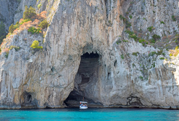 Gruta azzurra  en Isla de Capri Italia