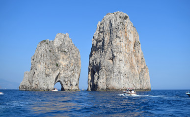 Fototapeta na wymiar Faraglioni Mezzo en Isla de Capri Italia