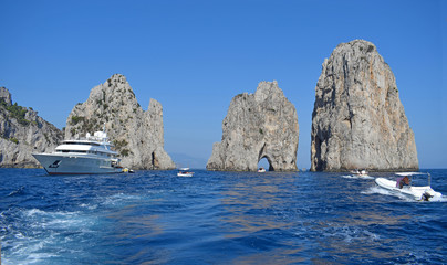 Fototapeta na wymiar Faraglioni Mezzo en Isla de Capri Italia