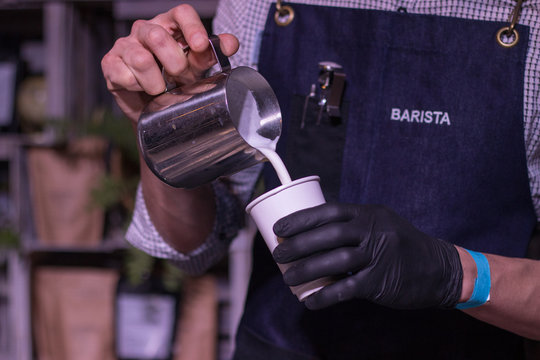 Bariasta preparando caf&eacute; en evento cafetero