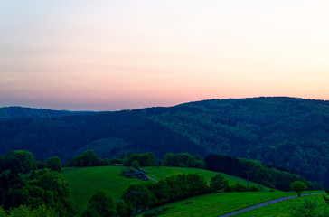 Naklejka premium Odenwald bei Kortelshütte mit Sonnenuntergang und Windrädern