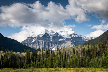 Fototapeta premium Scenic view of Mount Robson summit in British Columbia, Canada
