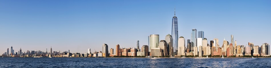 Fototapeta na wymiar New York City skyline with cloudless sky just before the sunset, USA.