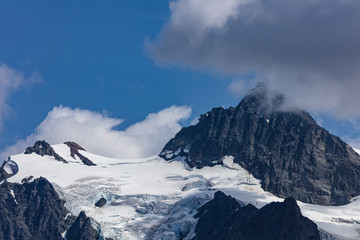 Fototapeta na wymiar View of snow on the peak of Mount Shuksan from Artist Point
