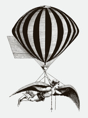 Plakaty  Historyczny akrobata powietrzny w skrzydłach, zawieszony na balonie. Ilustracja według zabytkowego drzeworytu z XIX wieku