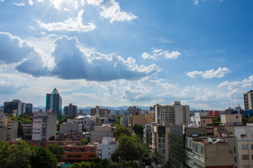 ista panor&aacute;mica desde las alturas de los edificios de la Ciudad de M&eacute;xico, d&iacute;a con cielo azul
