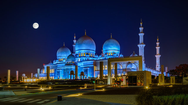 Sheikh Zayed Grand Mosque in Abu Dhabi at full moon night