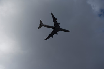 Aviones volando en el cielo, vistos desde tierra abajo