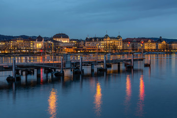 Beleuchtete Gebäude abends am Züricher See