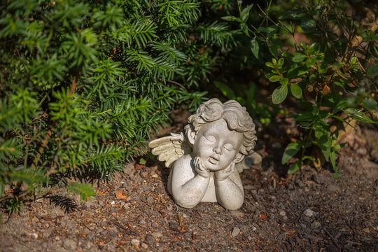 Engel Putte mit aufgest&uuml;tztten Armen