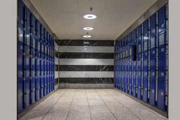 Blaue Schliessfächer 