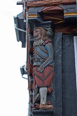 Holzfigur an einem Fachwerkhaus in Melsungen