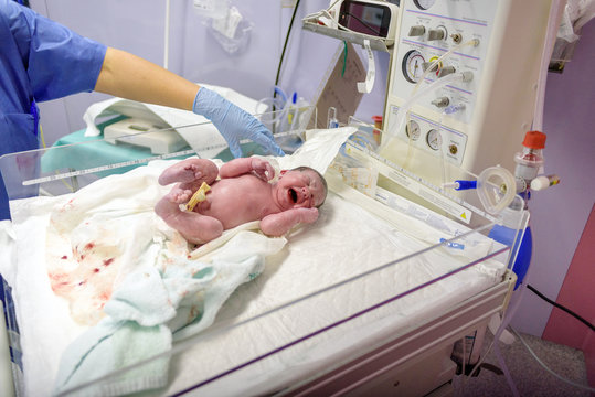 Beb&eacute; reci&eacute;n nacido en hospital