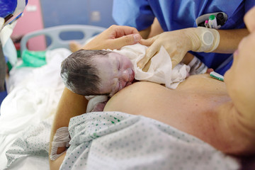 Obraz na płótnie Canvas Bebé recién nacido sobre su madre 03